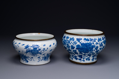 Twee Chinese blauw-witte 'Bleu de Hue' potten voor de Vietnamese markt, 19e eeuw