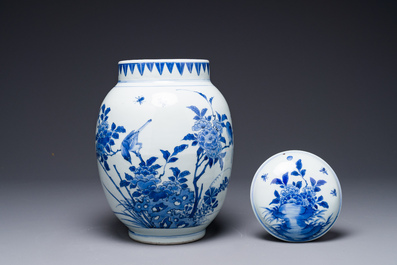Pot couvert en porcelaine de Chine en bleu et blanc &agrave; d&eacute;cor d'oiseaux parmi des branches fleuries, p&eacute;riode Transition