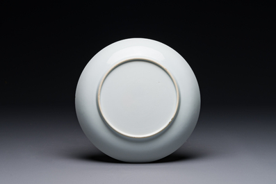 Assiette en porcelaine de Chine en blanc monochrome &agrave; d&eacute;cor de dragon incis&eacute;, 18&egrave;me