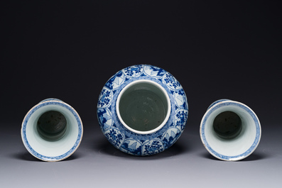 Garniture de trois vases en porcelaine de Chine en bleu et blanc &agrave; d&eacute;cor floral et de paysage, Kangxi