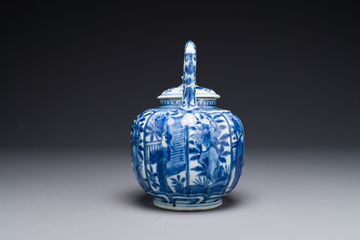 Verseuse &agrave; vin couverte en porcelaine de Chine en bleu et blanc &agrave; d&eacute;cor figuratif, Wanli