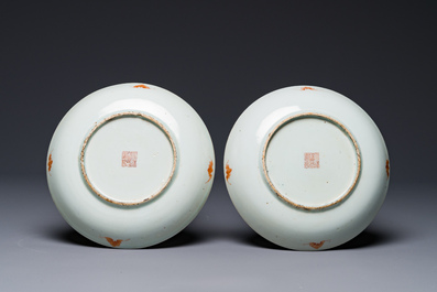 Paire d'assiettes en porcelaine de Chine famille rose &agrave; d&eacute;cor de la production de riz, marque de Daoguang, 20&egrave;me