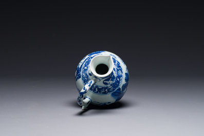 Verseuse en porcelaine de Chine en bleu et blanc &agrave; d&eacute;cor de figures dans un paysage, &eacute;poque Transition