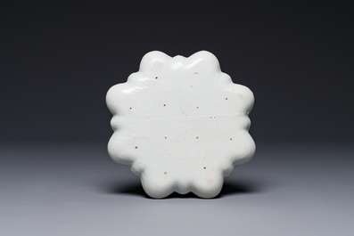 Rare assiette &agrave; mendiants en porcelaine de Chine wucai &agrave; d&eacute;cor de poisson, Kangxi