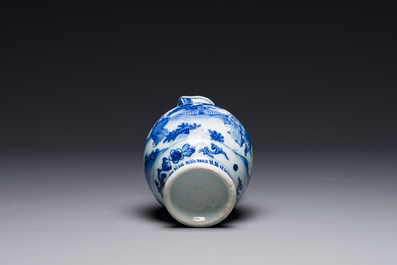 Verseuse en porcelaine de Chine en bleu et blanc &agrave; d&eacute;cor de figures dans un paysage, &eacute;poque Transition