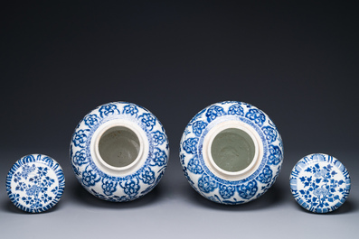 A pair of Chinese blue and white ginger jars and covers with floral design, Kangxi