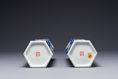Paire de rares porte-chapeaux en porcelaine de Chine famille rose sur fond bleu &agrave; d&eacute;cor de 'huit immortels', marque et &eacute;poque de Tongzhi