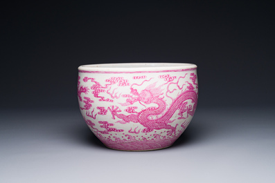 Een kleine Chinese rose-ge&euml;mailleerde vissenkom met draken, 19/20e eeuw