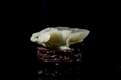 Lave-pinceaux en jade c&eacute;ladon sur socle en bois, Chine, 19/20&egrave;me