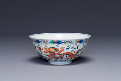Bol en porcelaine de Chine wucai &agrave; d&eacute;cor de dragons et ph&eacute;nix, marque et &eacute;poque de Daoguang