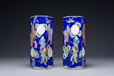 Paire de rares porte-chapeaux en porcelaine de Chine famille rose sur fond bleu &agrave; d&eacute;cor de 'huit immortels', marque et &eacute;poque de Tongzhi