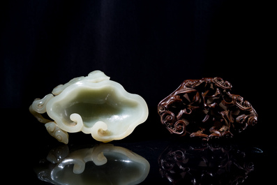 Lave-pinceaux en jade c&eacute;ladon sur socle en bois, Chine, 19/20&egrave;me