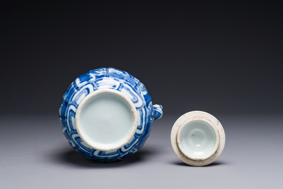 Verseuse &agrave; vin couverte en porcelaine de Chine en bleu et blanc &agrave; d&eacute;cor figuratif, Wanli