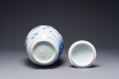 Pot couvert en porcelaine de Chine en bleu et blanc &agrave; d&eacute;cor d'oiseaux parmi des branches fleuries, p&eacute;riode Transition