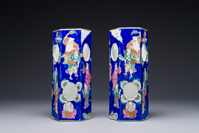 Paire de rares porte-chapeaux en porcelaine de Chine famille rose sur fond bleu &agrave; d&eacute;cor de 'huit immortels', marque et &eacute;poque de Tongzhi
