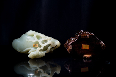 Lave-pinceaux en jade c&eacute;ladon sur socle en bois, Chine, 19/20&egrave;me