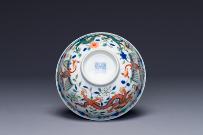 Bol en porcelaine de Chine wucai &agrave; d&eacute;cor de dragons et ph&eacute;nix, marque et &eacute;poque de Daoguang