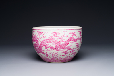 Een kleine Chinese rose-ge&euml;mailleerde vissenkom met draken, 19/20e eeuw