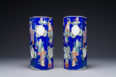 Paire de rares porte-chapeaux en porcelaine de Chine famille rose sur fond bleu &agrave; d&eacute;cor de 'huit immortels', marque et &eacute;poque de Tongzhi