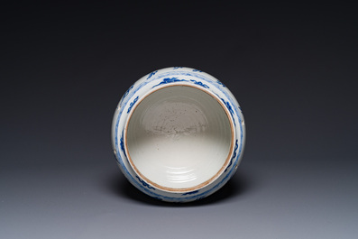 Een Chinese blauw-witte kom met mythische dieren, Kangxi