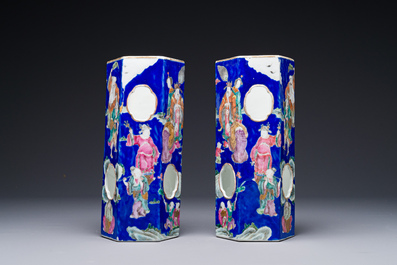 Paire de rares porte-chapeaux en porcelaine de Chine famille rose sur fond bleu &agrave; d&eacute;cor de 'huit immortels', marque et &eacute;poque de Tongzhi