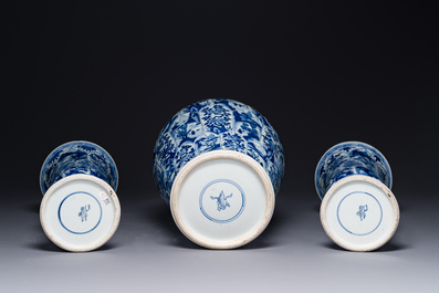 Garniture de trois vases en porcelaine de Chine en bleu et blanc &agrave; d&eacute;cor floral et de paysage, Kangxi