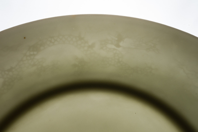 Assiette en porcelaine de Chine en blanc monochrome &agrave; d&eacute;cor de dragon incis&eacute;, 18&egrave;me