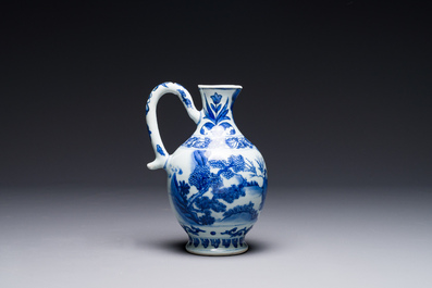 Verseuse en porcelaine de Chine en bleu et blanc &agrave; d&eacute;cor de figures dans un paysage, &eacute;poque Transition