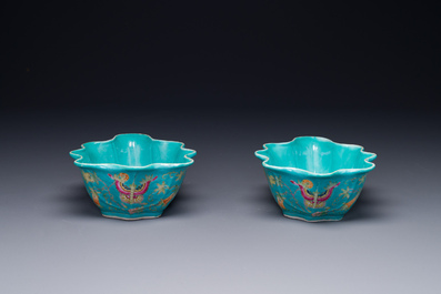 Een paar Chinese famille rose bladvormige kommen met vlinders op turquoise fondkleur, Jiaqing merk en periode