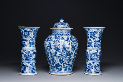 Garniture de trois vases en porcelaine de Chine en bleu et blanc &agrave; d&eacute;cor floral et de paysage, Kangxi