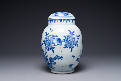 Pot couvert en porcelaine de Chine en bleu et blanc &agrave; d&eacute;cor d'oiseaux parmi des branches fleuries, p&eacute;riode Transition