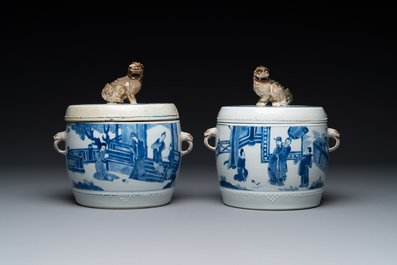 Paire de pots couverts en forme de tambour en porcelaine de Chine en bleu et blanc, marque de Jiajing, Kangxi