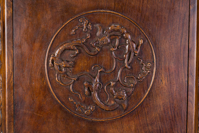 Rre cabinet de curiosit&eacute;s de type 'duo bao ge' en bois huanghuali &agrave; d&eacute;cor de chilongs, Chine, 18/19&egrave;me