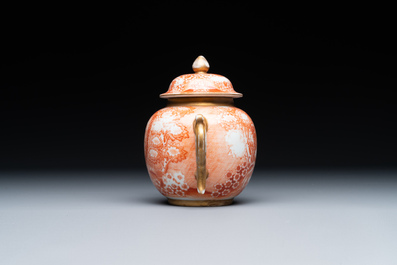 Rare th&eacute;i&egrave;re couverte en porcelaine de Chine en rouge de fer et dor&eacute; &agrave; d&eacute;cor de sc&egrave;ne europ&eacute;enne, Qianlong