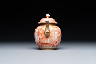 Rare th&eacute;i&egrave;re couverte en porcelaine de Chine en rouge de fer et dor&eacute; &agrave; d&eacute;cor de sc&egrave;ne europ&eacute;enne, Qianlong