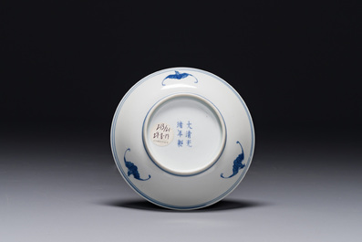 Een Chinees blauw-wit bord met lotusslingers, Guangxu merk en periode