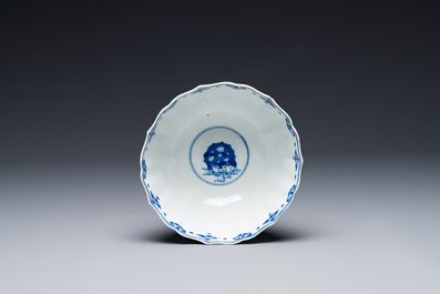 Bol en porcelaine de Chine en bleu et blanc &agrave; d&eacute;cor de la chasse mongole, marque de Chenghua, Kangxi