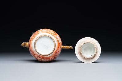Rare th&eacute;i&egrave;re couverte en porcelaine de Chine en rouge de fer et dor&eacute; &agrave; d&eacute;cor de sc&egrave;ne europ&eacute;enne, Qianlong