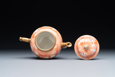 Rare th&eacute;i&egrave;re couverte en porcelaine de Chine en rouge de fer et dor&eacute; &agrave; d&eacute;cor de sc&egrave;ne europ&eacute;enne, Qianlong