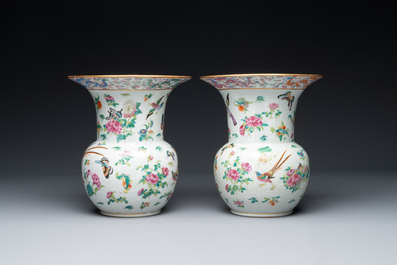 Een paar Chinese Canton famille rose kwispedoors met draken, vogels, vlinders en bloemen, 19e eeuw