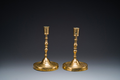Pair de bougeoir &agrave; cinq noeuds en bronze, Flandre ou Pays-Bas, 16&egrave;me