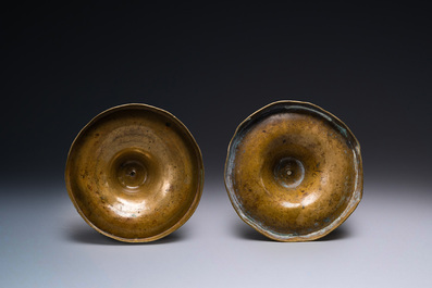 Pair de bougeoir &agrave; cinq noeuds en bronze, Flandre ou Pays-Bas, 16&egrave;me