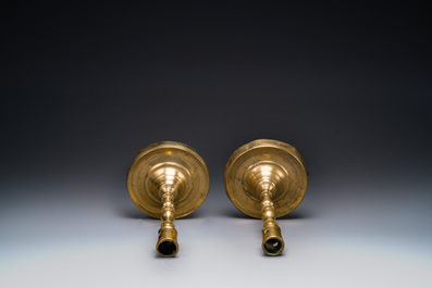 Pair de bougeoir &agrave; cinq noeuds en bronze, Flandre ou Pays-Bas, 16&egrave;me