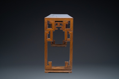 Grande console de type 'tiaoan' en bois d'orme &agrave; d&eacute;cor g&eacute;om&eacute;trique, Chine, 19/20&egrave;me
