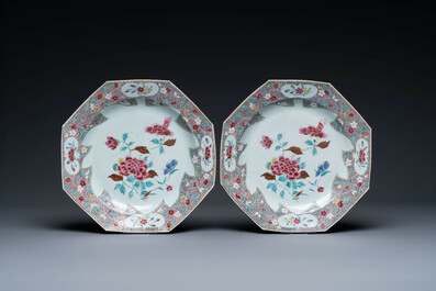 Een paar Chinese famille rose schotels, drie blauw-witte borden en een kraakporseleinen 'klapmuts' kom, Wanli en Qianlong