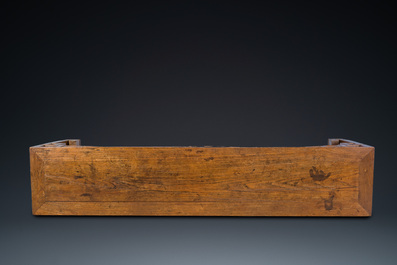Grande console de type 'tiaoan' en bois d'orme &agrave; d&eacute;cor g&eacute;om&eacute;trique, Chine, 19/20&egrave;me