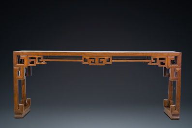 Grande console de type 'tiaoan' en bois d'orme &agrave; d&eacute;cor g&eacute;om&eacute;trique, Chine, 19/20&egrave;me