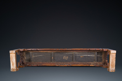 Grande console de type 'tiaoan' en bois d'orme &agrave; d&eacute;cor g&eacute;om&eacute;trique, Chine, 19/20&egrave;me