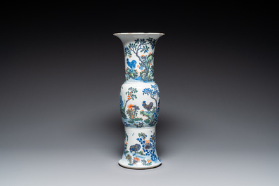 Vase de forme 'gu' en porcelaine de Chine doucai &agrave; d&eacute;cor de coq, marque de Qianlong, 19&egrave;me