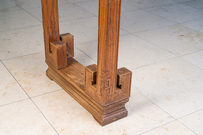 Grande console de type 'tiaoan' en bois d'orme &agrave; d&eacute;cor g&eacute;om&eacute;trique, Chine, 19/20&egrave;me